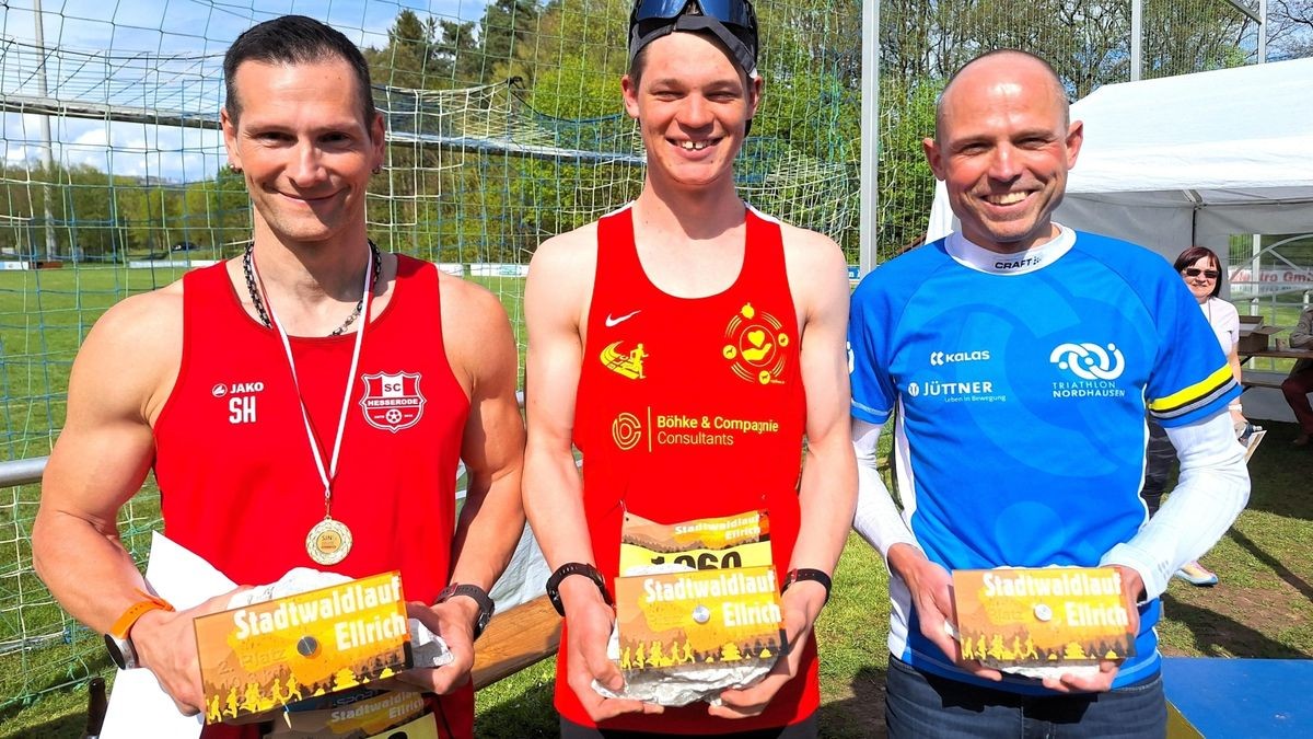 Zum zweiten Mal in Folge gewinnt Louis Illiger (Bildmitte) aus Hörningen das 10,3-Kilometer-Rennen in Ellrich. Sebastian Hartmann (links) aus Hesserode kommt als Zweiter ins Ziel. Der Nordhäuser Martin Höpker ist Dritter.