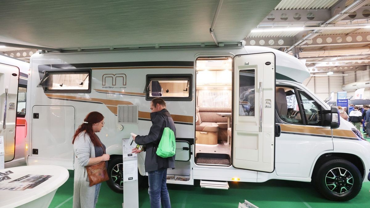 Erfurt: Besucher informieren sich auf der Messe „Reisen &Caravan 2023“· über ein Wohnmobil. (Archivbild)