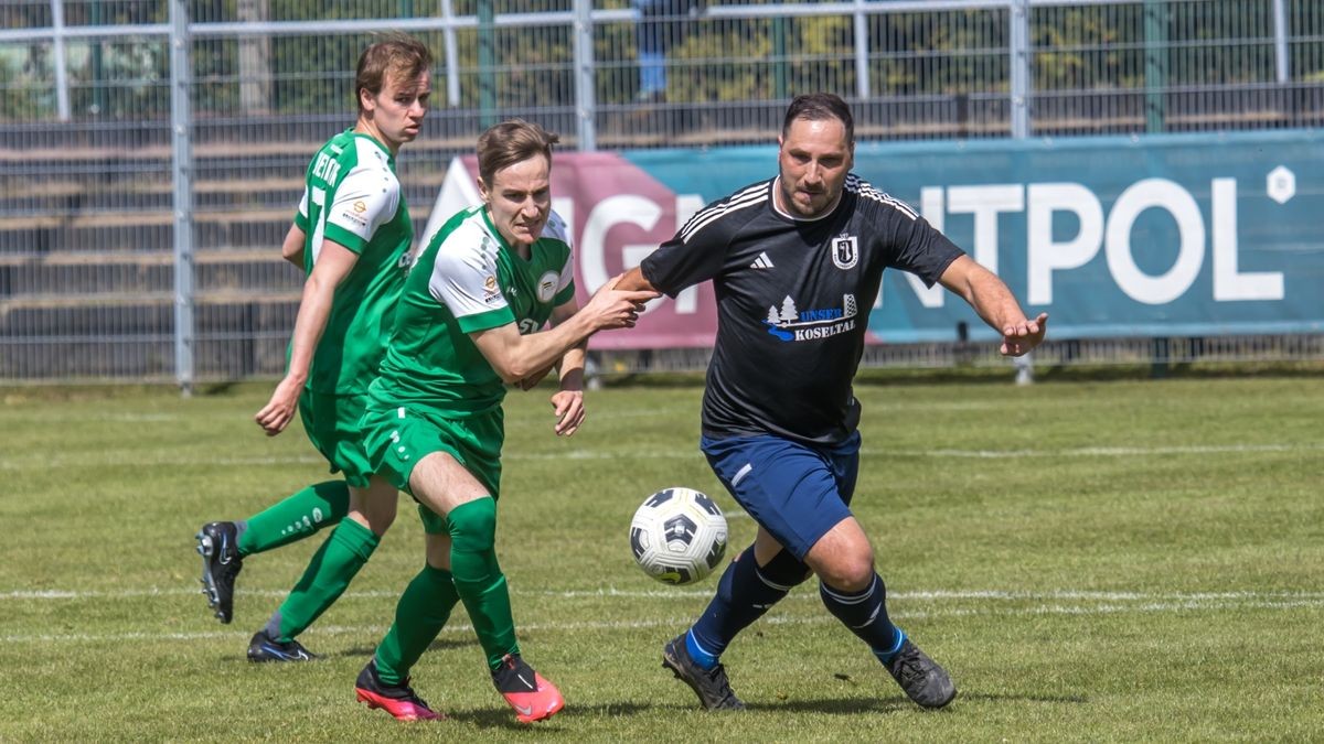 Der Weimarer Pascal Köhler (links) versucht unterstützt von Moritz Franz (hinten) den Lobensteiner Sebastian Mai zu stoppen. Weimar unterlag 1:3.