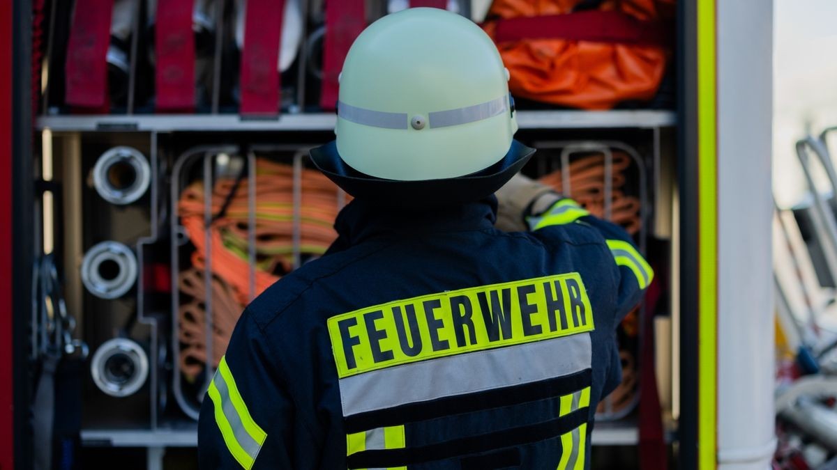 Schläuche und Pumpen hat die Feuerwehr stets zur Hand und leistete deswegen am Dienstag schnelle Amtshilfe (Symbolbild).