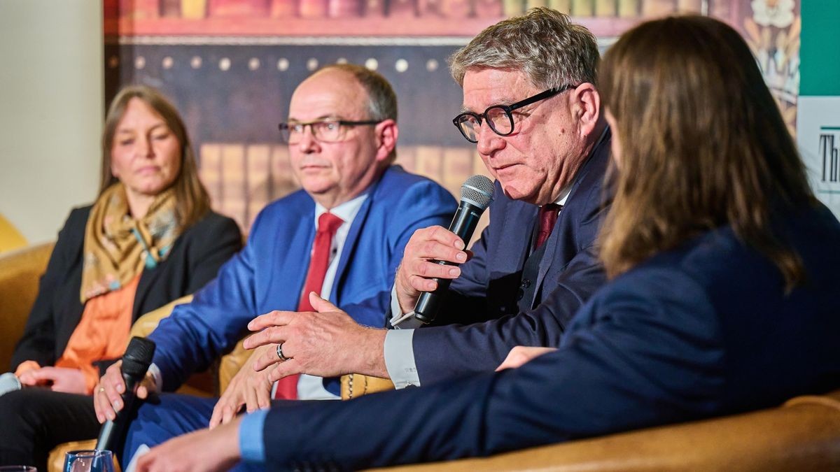 Klaus Schmitz-Gielsdorf (gemeinsamer Kandidat für Grüne und Linke, zweiter von rechts) wollte auch beim Podium im Hotel Der Lindenhof in Gotha nicht zu seinen Äußerungen stehen. Auch im Bild: Die Kandidaten Nicole Schmidt (parteilos, links), Knut Kreuch (SPD, zweiter von links) und Moderator Tobias Leiser (rechts).