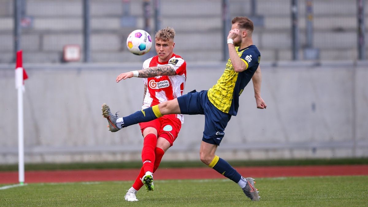 Wieder am Ball: Ben-Luca Moritz (links), hier im Duell mit Luckenwaldes Phil Butendeich, feierte nach fast einem Jahr sein Pflichtspiel-Comeback.