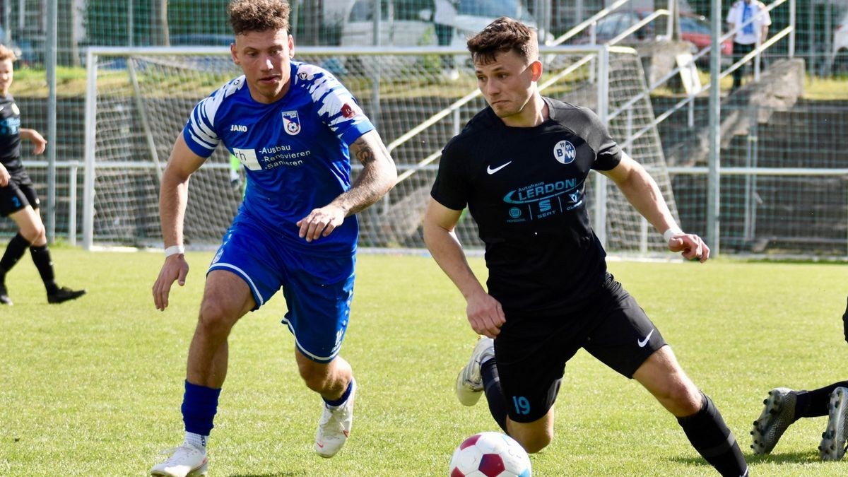 Ärgerlich: FC Erfurt Nord (blaue Trikots) verlor gegen Bad Frankenhausen nach 1:0-Führung noch mit 1:3.