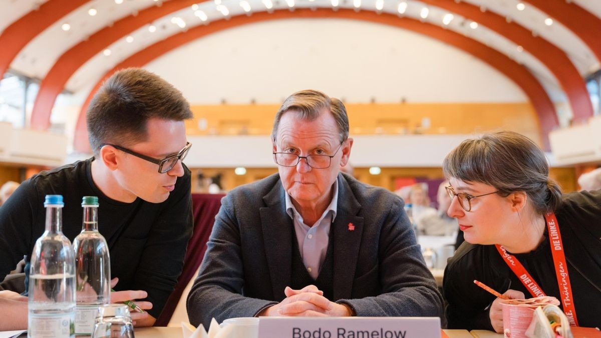 Ministerrpräsident Bodo Ramelow (Mitte), neben den Landesvorsitzenden Ulrike Grosse-Röthig und Christian Schaft beim Linke-Parteitag in Bad Blankennurg.