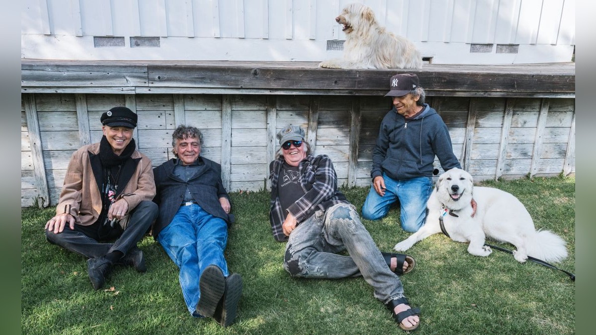 Neil Young und Crazy Horse mit Hunden: (von links) Nils Lofgren (Gitarre, Gesang, Klavier), Billy Talbot (Bass, Gesang), Neil Young (Gitarre, Gesang, Mundharmonika) und Ralph Molina (Schlagzeug, Gesang).  Zur aktiulen Besetzung gehört noch Micah Nelson (Gitarre, Gesang, Klavier, nicht im Bild).