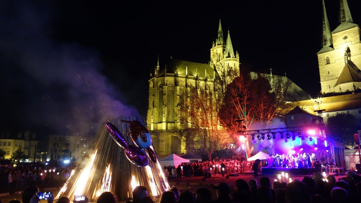 Das Maifeuer auf dem Domplatz lockt mit seiner Walpurgisnacht Tausende auf den Domplatz.