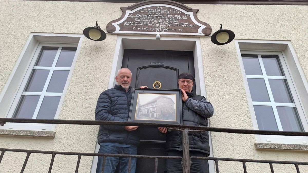 Gregor Bause (links), der heutige Besitzer des Prälatenhofes, und Ortschronist Christoph Schmidt, zeigen ein Bild des Hofes, das um 1910 von dem Anwesen aufgenommen wurde.