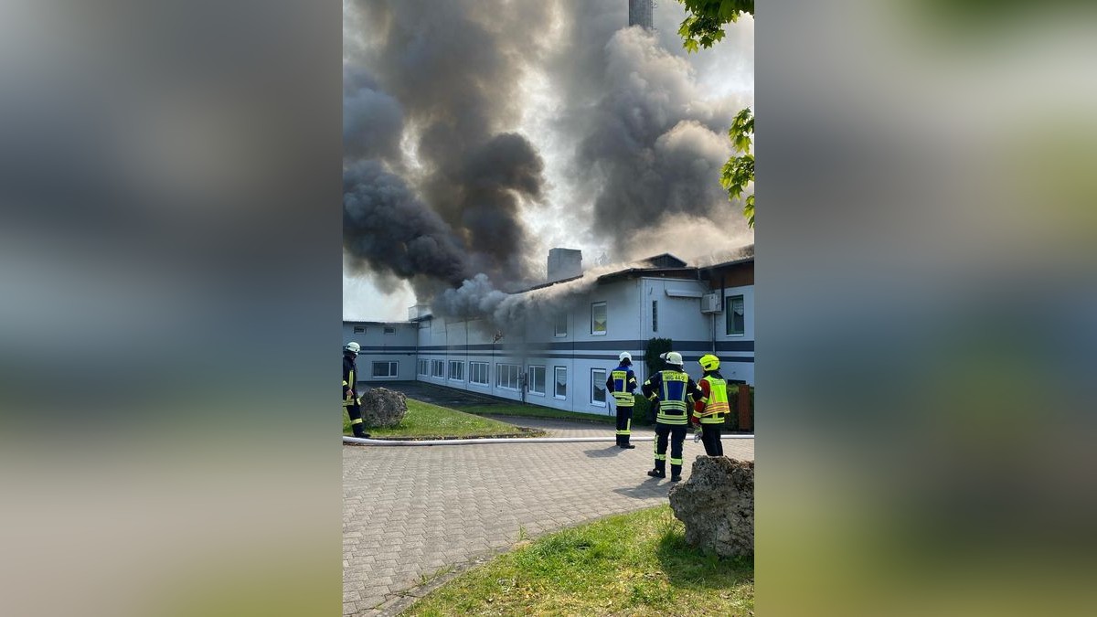 Am Dienstagmorgen brach in einer Stockmacherei in Wahlhausen ein Brand aus. Vermutlich entstand es im Spänelager. Die Flammen zündeten allerdings durch und setzten das Dach des Gebäudes in Brand.