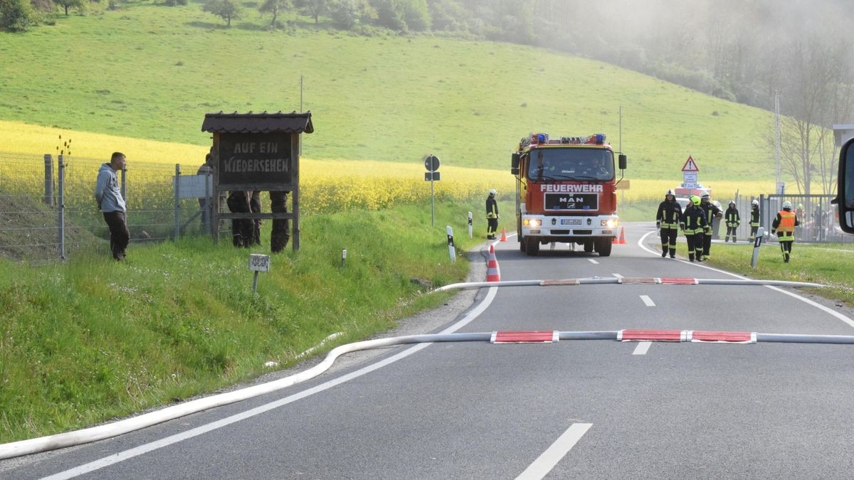 Am Morgen des 30. April brach in einer Stockmacherei in Wahlhausen ein Brand aus. Feuerwehren aus dem halben Eichsfeld und dem benachbarten Hessen sind stundenlang im Einsatz, um die Flammen unter Kontrolle zu bekommen.