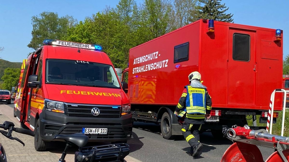 Feuerwehren aus dem halben Eichsfeld und dem benachbarten Hessen sind stundenlang im Einsatz, um die Flammen unter Kontrolle zu bekommen.