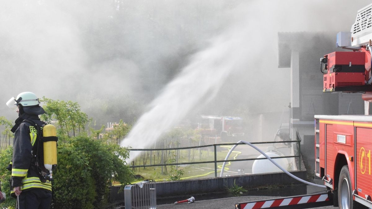 Am Morgen des 30. April brach in einer Stockmacherei in Wahlhausen ein Brand aus. Feuerwehren aus dem halben Eichsfeld und dem benachbarten Hessen sind stundenlang im Einsatz, um die Flammen unter Kontrolle zu bekommen.