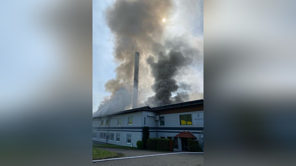 Die schwarze Rauchsäule war von weitem zu sehen. Teils mussten sich die Kameraden zurückziehen.