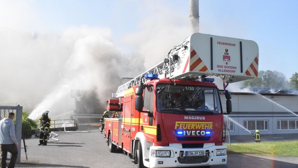 Am Morgen des 30. April brach in einer Stockmacherei in Wahlhausen ein Brand aus. Feuerwehren aus dem halben Eichsfeld und dem benachbarten Hessen sind stundenlang im Einsatz, um die Flammen unter Kontrolle zu bekommen.