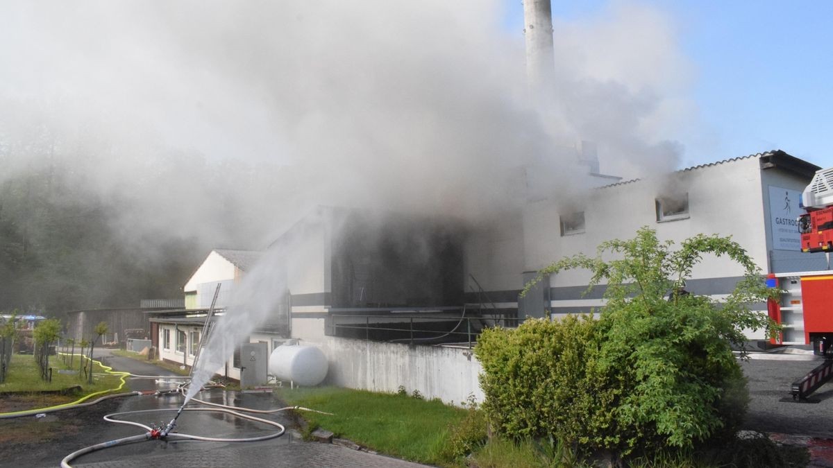 Am Morgen des 30. April brach in einer Stockmacherei in Wahlhausen ein Brand aus. Feuerwehren aus dem halben Eichsfeld und dem benachbarten Hessen sind stundenlang im Einsatz, um die Flammen unter Kontrolle zu bekommen.