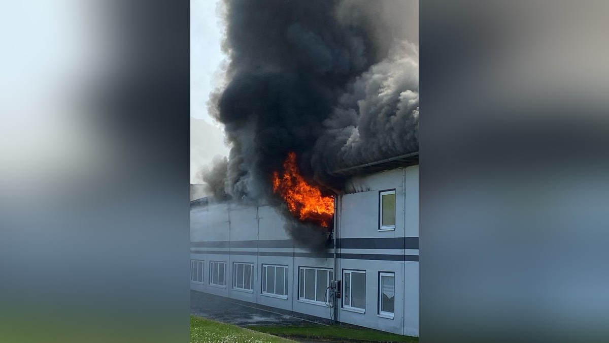 Am Morgen des 30. April brach in einer Stockmacherei in Wahlhausen ein Brand aus. Vermutlich entstand es im Spänelager. Die Flammen zündeten allerdings durch und setzten das Dach der Firma in Brand. Feuerwehren aus dem halben Eichsfeld und dem benachbarten Hessen sind stundenlang im Einsatz, um die Flammen unter Kontrolle zu bekommen. Schwierig war die Löschwasserversorgung, die immer wieder stockte. Mit Großtankern eilten weitere Wehren zum Einsatzort, auch das THW wurde gerufen. Atemschutzgeräteträger wechselten sich bei der Brandbekämpfung ab.