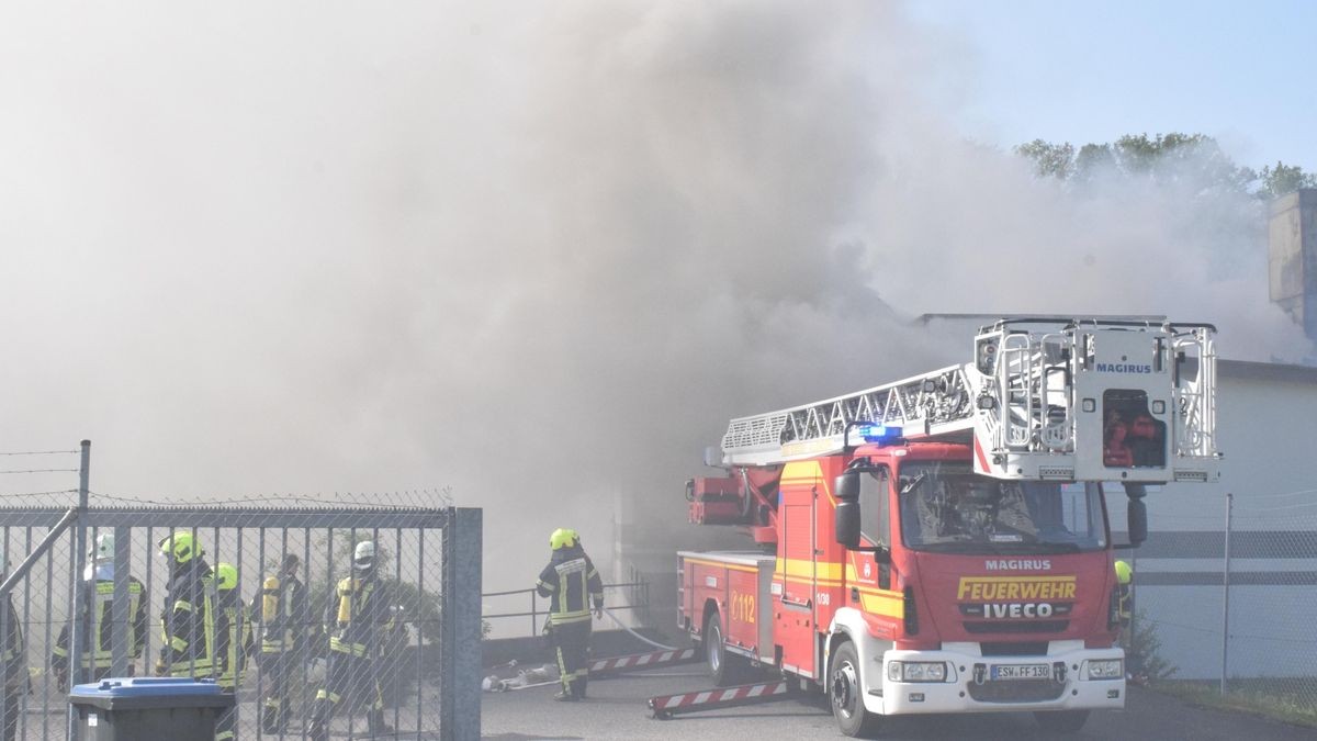 Am Morgen des 30. April brach in einer Stockmacherei in Wahlhausen ein Brand aus. Feuerwehren aus dem halben Eichsfeld und dem benachbarten Hessen sind stundenlang im Einsatz, um die Flammen unter Kontrolle zu bekommen.