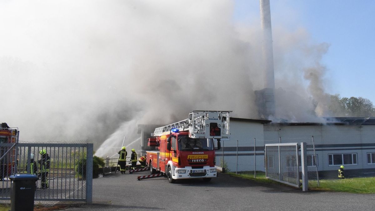 Am Morgen des 30. April brach in einer Stockmacherei in Wahlhausen ein Brand aus. Feuerwehren aus dem halben Eichsfeld und dem benachbarten Hessen sind stundenlang im Einsatz, um die Flammen unter Kontrolle zu bekommen.