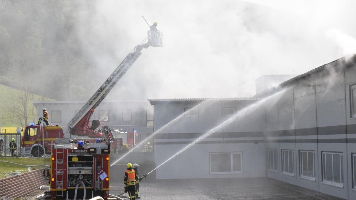 Am Morgen des 30. April brach in einer Stockmacherei in Wahlhausen ein Brand aus. Feuerwehren aus dem halben Eichsfeld und dem benachbarten Hessen sind stundenlang im Einsatz, um die Flammen unter Kontrolle zu bekommen.