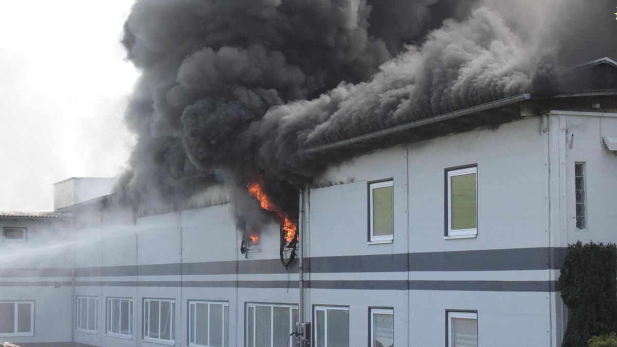 Am Morgen des 30. April brach in einer Stockmacherei in Wahlhausen ein Brand aus. Feuerwehren aus dem halben Eichsfeld und dem benachbarten Hessen sind stundenlang im Einsatz, um die Flammen unter Kontrolle zu bekommen.