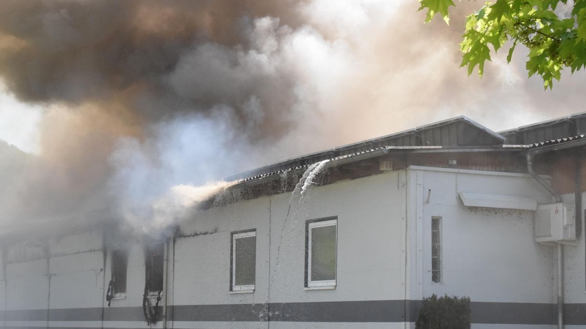 Am Morgen des 30. April brach in einer Stockmacherei in Wahlhausen ein Brand aus. Feuerwehren aus dem halben Eichsfeld und dem benachbarten Hessen sind stundenlang im Einsatz, um die Flammen unter Kontrolle zu bekommen.