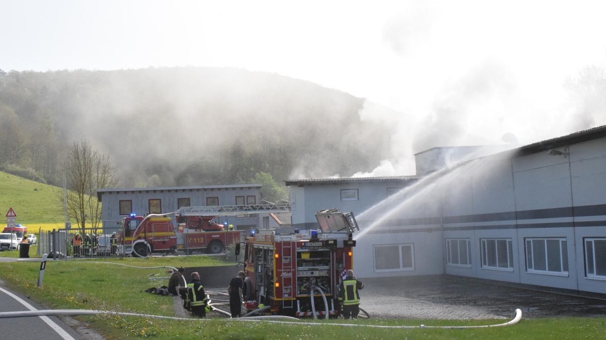 Am Morgen des 30. April brach in einer Stockmacherei in Wahlhausen ein Brand aus. Feuerwehren aus dem halben Eichsfeld und dem benachbarten Hessen sind stundenlang im Einsatz, um die Flammen unter Kontrolle zu bekommen.