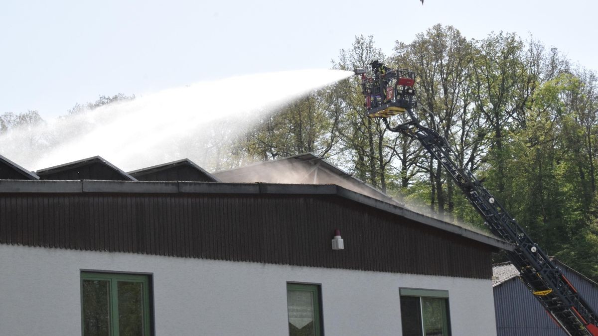 Am Morgen des 30. April brach in einer Stockmacherei in Wahlhausen ein Brand aus. Feuerwehren aus dem halben Eichsfeld und dem benachbarten Hessen sind stundenlang im Einsatz, um die Flammen unter Kontrolle zu bekommen.