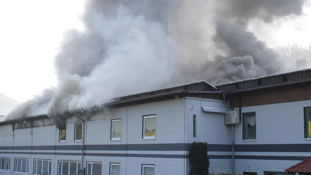 Am Morgen des 30. April brach in einer Stockmacherei in Wahlhausen ein Brand aus. Feuerwehren aus dem halben Eichsfeld und dem benachbarten Hessen sind stundenlang im Einsatz, um die Flammen unter Kontrolle zu bekommen.