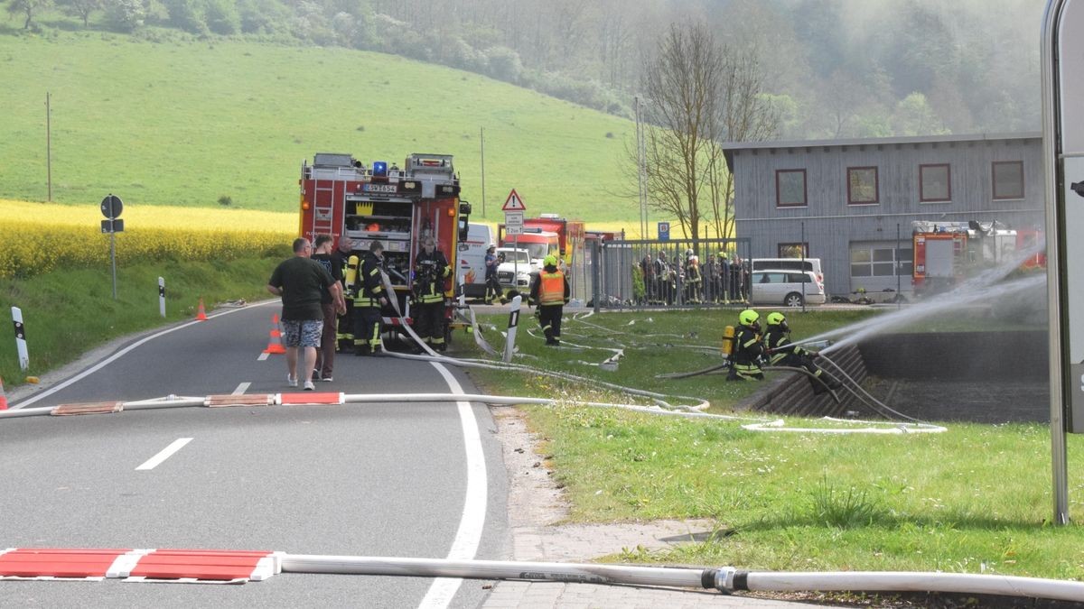 Am Morgen des 30. April brach in einer Stockmacherei in Wahlhausen ein Brand aus. Feuerwehren aus dem halben Eichsfeld und dem benachbarten Hessen sind stundenlang im Einsatz, um die Flammen unter Kontrolle zu bekommen.