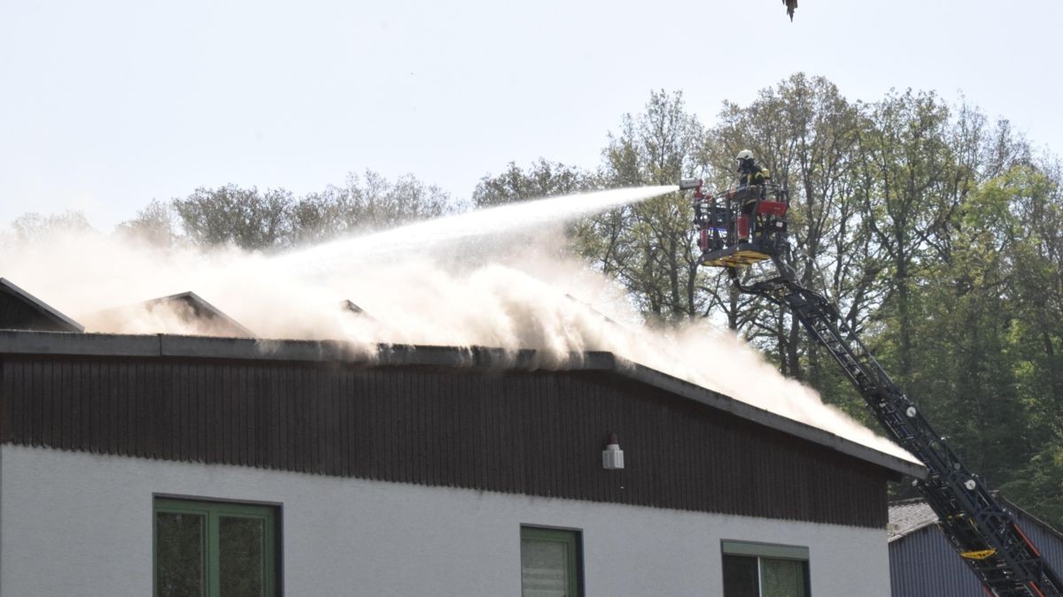 Am Morgen des 30. April brach in einer Stockmacherei in Wahlhausen ein Brand aus. Feuerwehren aus dem halben Eichsfeld und dem benachbarten Hessen sind stundenlang im Einsatz, um die Flammen unter Kontrolle zu bekommen.