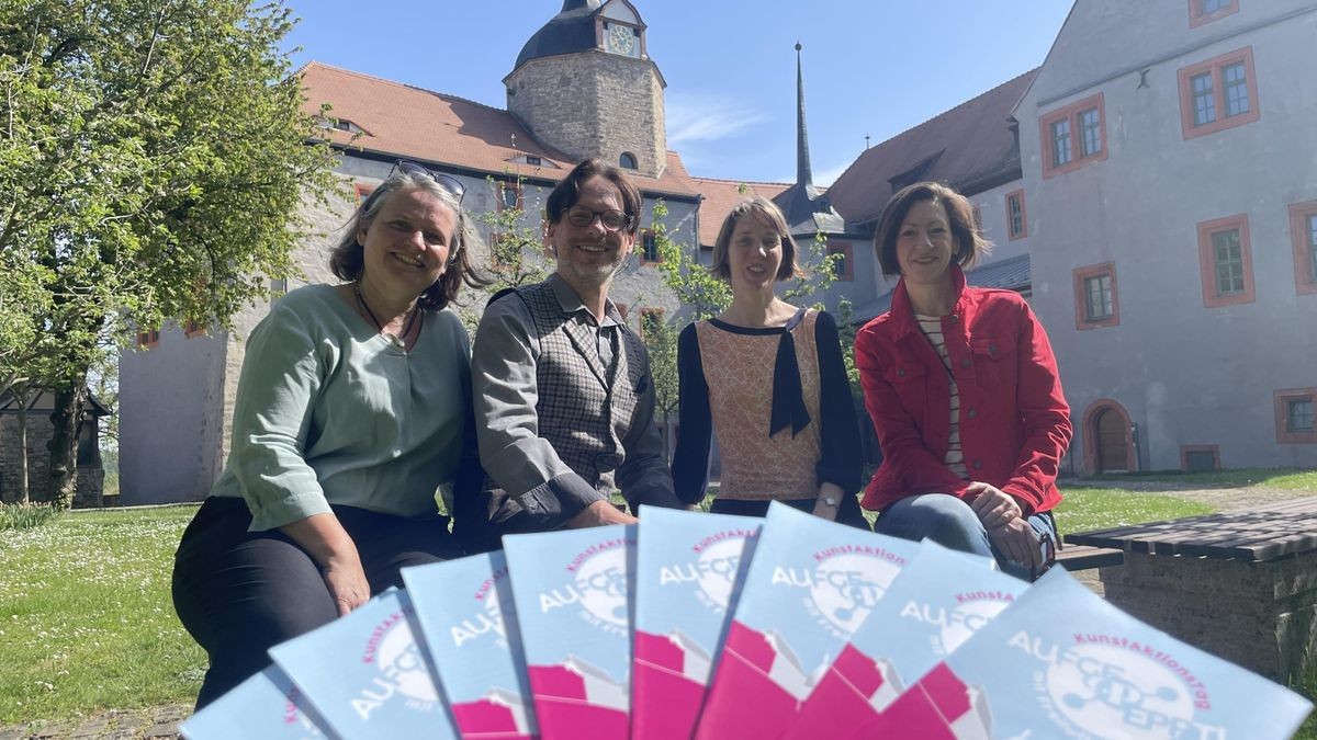 Laden zum Kunstaktionstag auf die Dornburger Schlösser ein: Fanny Rödenbeck (Schlossverwalterin Dornburger Schlösser), Christian Hill (Museumskurator Dornburger Schlösser), Nadine Rall (Kuratorin Kunstaktionstag) und Michaela Hirche (Geschäftsführerin Verband Bildender Künstler Thüringen, von links).