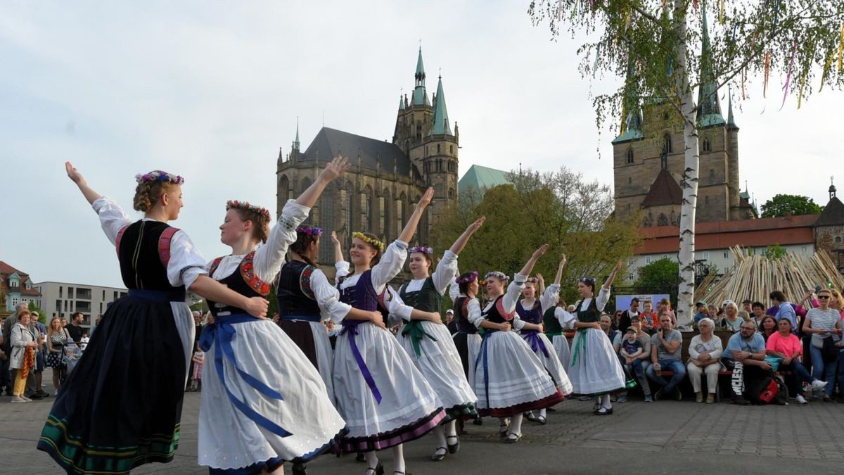 Das Thüringer Folklore Ensemble Erfurt zeigt verschiedenen Frühlingstänze um den auf dem Erfurter Domplatz aufgestellten Maibaum.