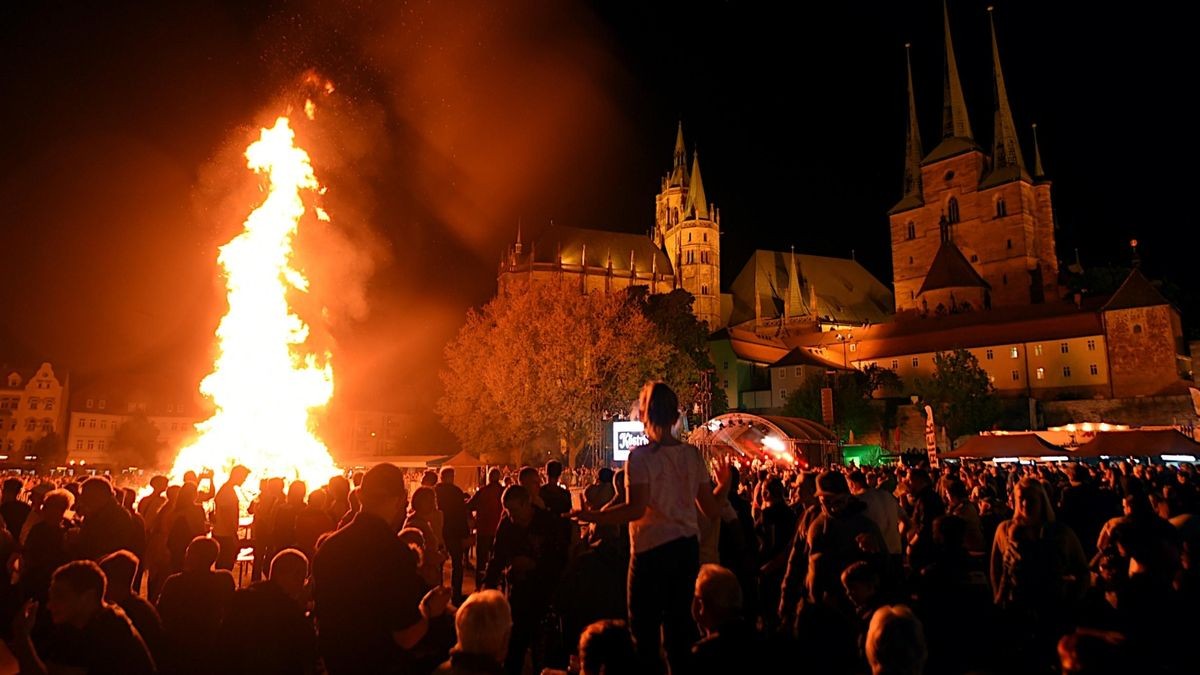 Das große Maifeuer erleuchtete und erwärmte den gesamten Domplatz.