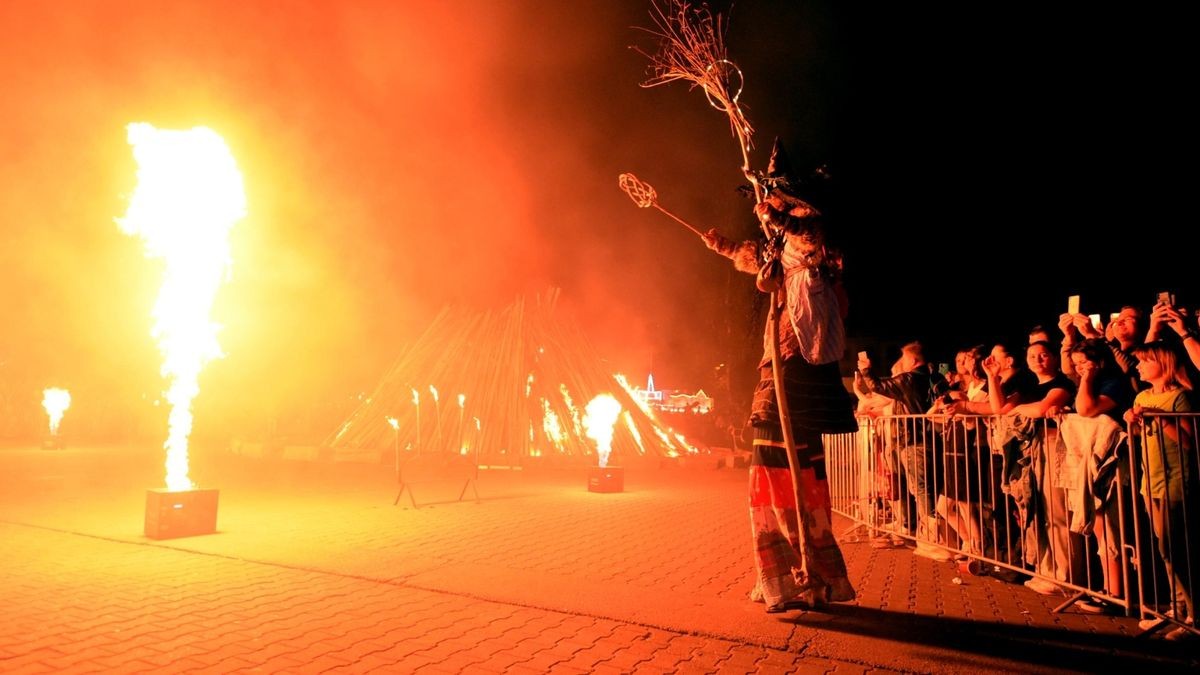 Die Hexen und Teufel gaben sich  längst noch nicht geschlagen und versuchten, mit einem höllischen Spektakel in der Walpurgisnacht letztmalig den Sieg des Frühlings zu verhindern. Mit Schall, Rauch und mystischen Klängen begann das Hexen- und Teufelsspektakel, das mit dem Entzünden des Maifeuers seinen Höhepunkt erreicht hat.