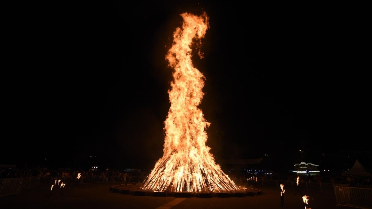 Das große Maifeuer erleuchtete und erwärmte den gesamten Domplatz.