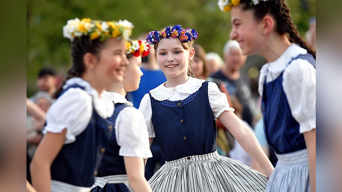 Das Thüringer Folklore Ensemble Erfurt zeigt verschiedenen Frühlingstänze um den auf dem Erfurter Domplatz aufgestellten Maibaum.