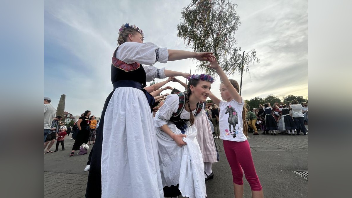 Das Thüringer Folklore Ensemble Erfurt zeigt verschiedenen Frühlingstänze um den auf dem Erfurter Domplatz aufgestellten Maibaum.