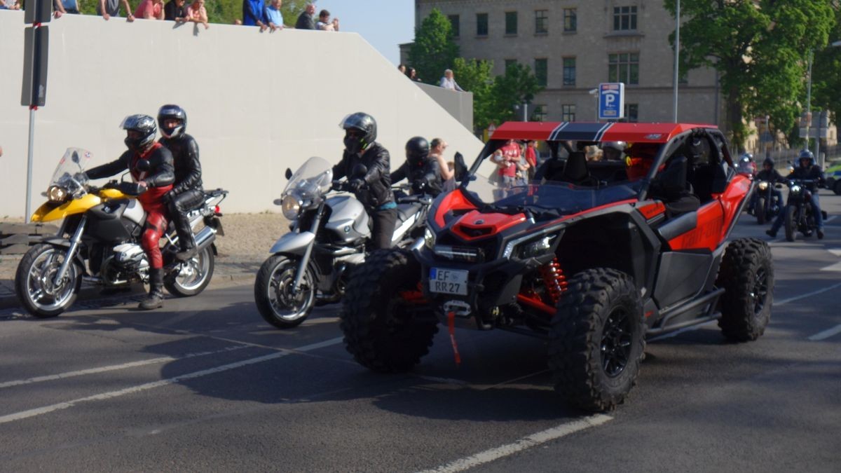 So viele Maschinen wie lange nicht kommen an diesem 1.Mai zur Bikerausfahrt auf den Domplatz. Von hier aus geht es über die Dörfer nach Gotha-Boxberg.