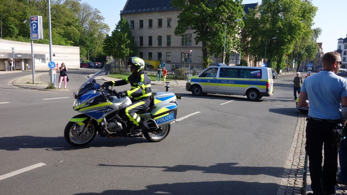 So viele Maschinen wie lange nicht kommen an diesem 1.Mai zur Bikerausfahrt auf den Domplatz. Von hier aus geht es über die Dörfer nach Gotha-Boxberg.