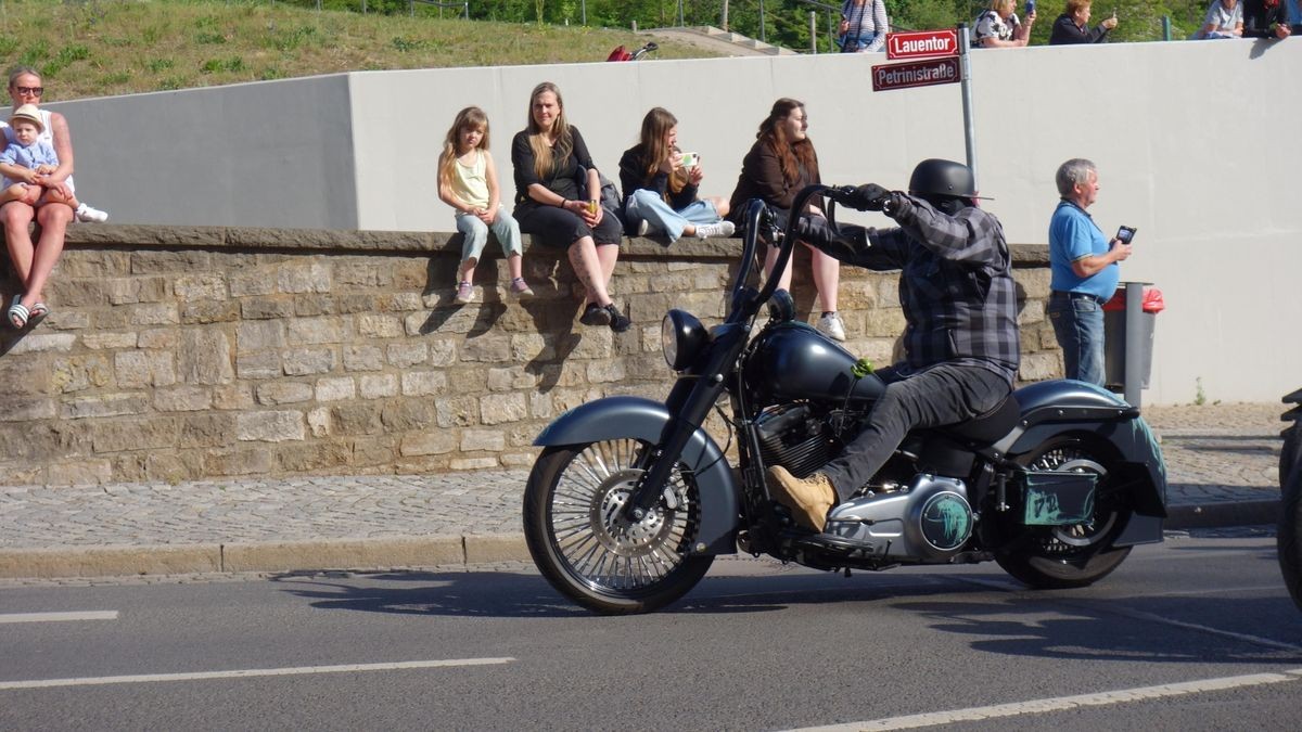 So viele Maschinen wie lange nicht kommen an diesem 1.Mai zur Bikerausfahrt auf den Domplatz. Von hier aus geht es über die Dörfer nach Gotha-Boxberg.