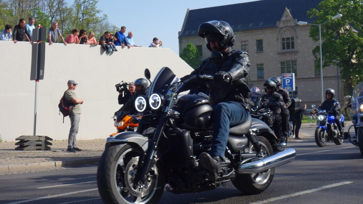 So viele Maschinen wie lange nicht kommen an diesem 1.Mai zur Bikerausfahrt auf den Domplatz. Von hier aus geht es über die Dörfer nach Gotha-Boxberg.