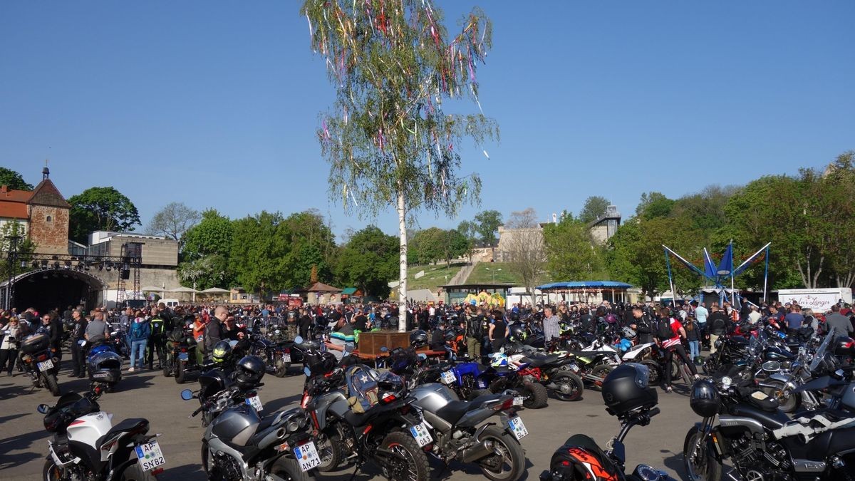 So viele Maschinen wie lange nicht kommen an diesem 1.Mai zur Bikerausfahrt auf den Domplatz. Von hier aus geht es über die Dörfer nach Gotha-Boxberg.