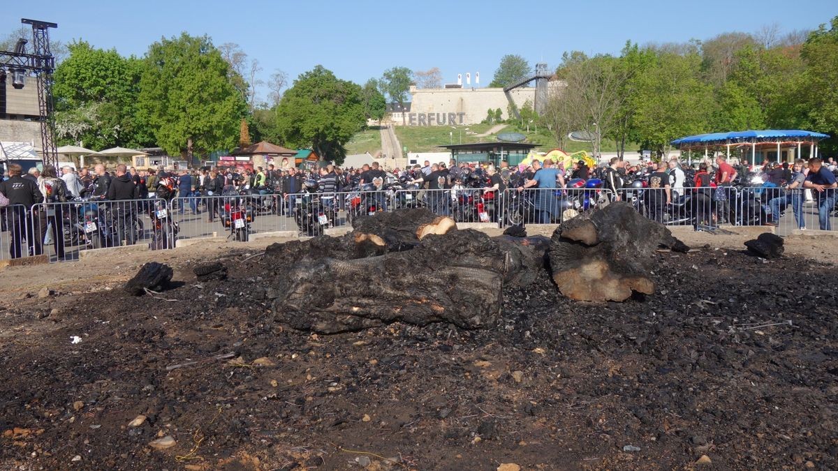 So viele Maschinen wie lange nicht kommen an diesem 1.Mai zur Bikerausfahrt auf den Domplatz. Von hier aus geht es über die Dörfer nach Gotha-Boxberg.