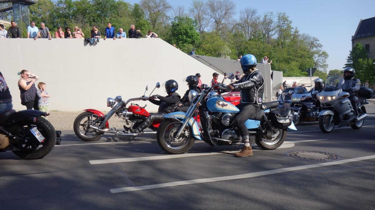 So viele Maschinen wie lange nicht kommen an diesem 1.Mai zur Bikerausfahrt auf den Domplatz. Von hier aus geht es über die Dörfer nach Gotha-Boxberg.