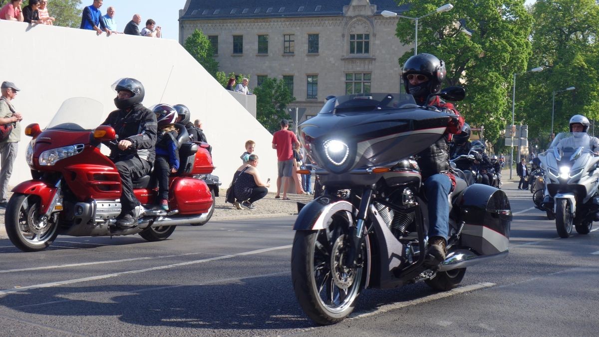 So viele Maschinen wie lange nicht kommen an diesem 1.Mai zur Bikerausfahrt auf den Domplatz. Von hier aus geht es über die Dörfer nach Gotha-Boxberg.