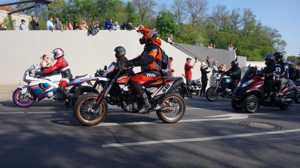 So viele Maschinen wie lange nicht kommen an diesem 1.Mai zur Bikerausfahrt auf den Domplatz. Von hier aus geht es über die Dörfer nach Gotha-Boxberg.