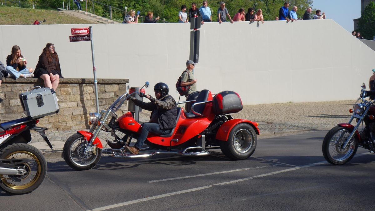 So viele Maschinen wie lange nicht kommen an diesem 1.Mai zur Bikerausfahrt auf den Domplatz. Von hier aus geht es über die Dörfer nach Gotha-Boxberg.