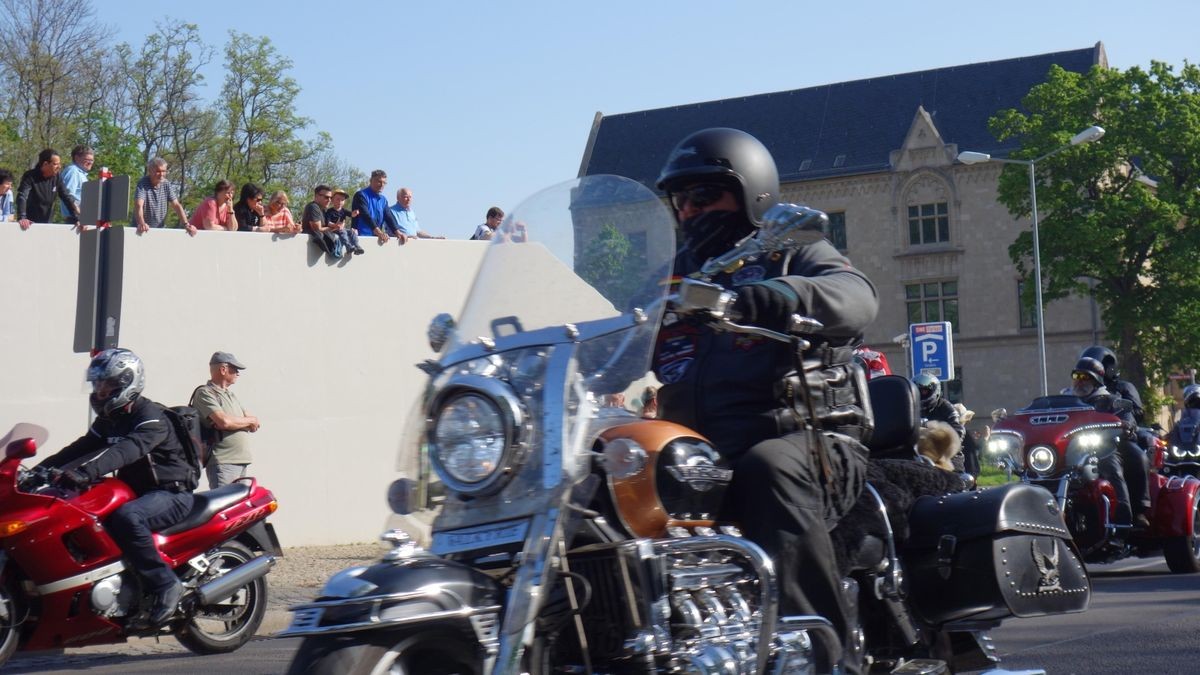 So viele Maschinen wie lange nicht kommen an diesem 1.Mai zur Bikerausfahrt auf den Domplatz. Von hier aus geht es über die Dörfer nach Gotha-Boxberg.