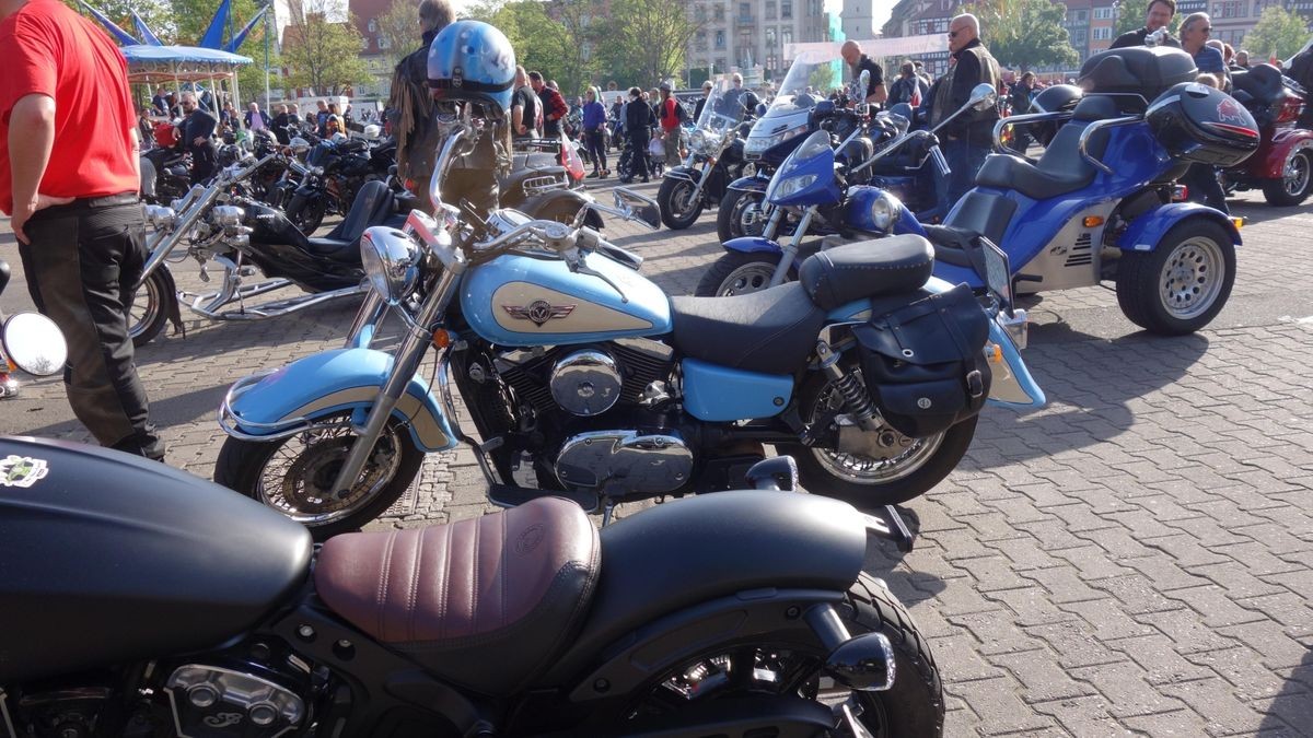 So viele Maschinen wie lange nicht kommen an diesem 1.Mai zur Bikerausfahrt auf den Domplatz. Von hier aus geht es über die Dörfer nach Gotha-Boxberg.