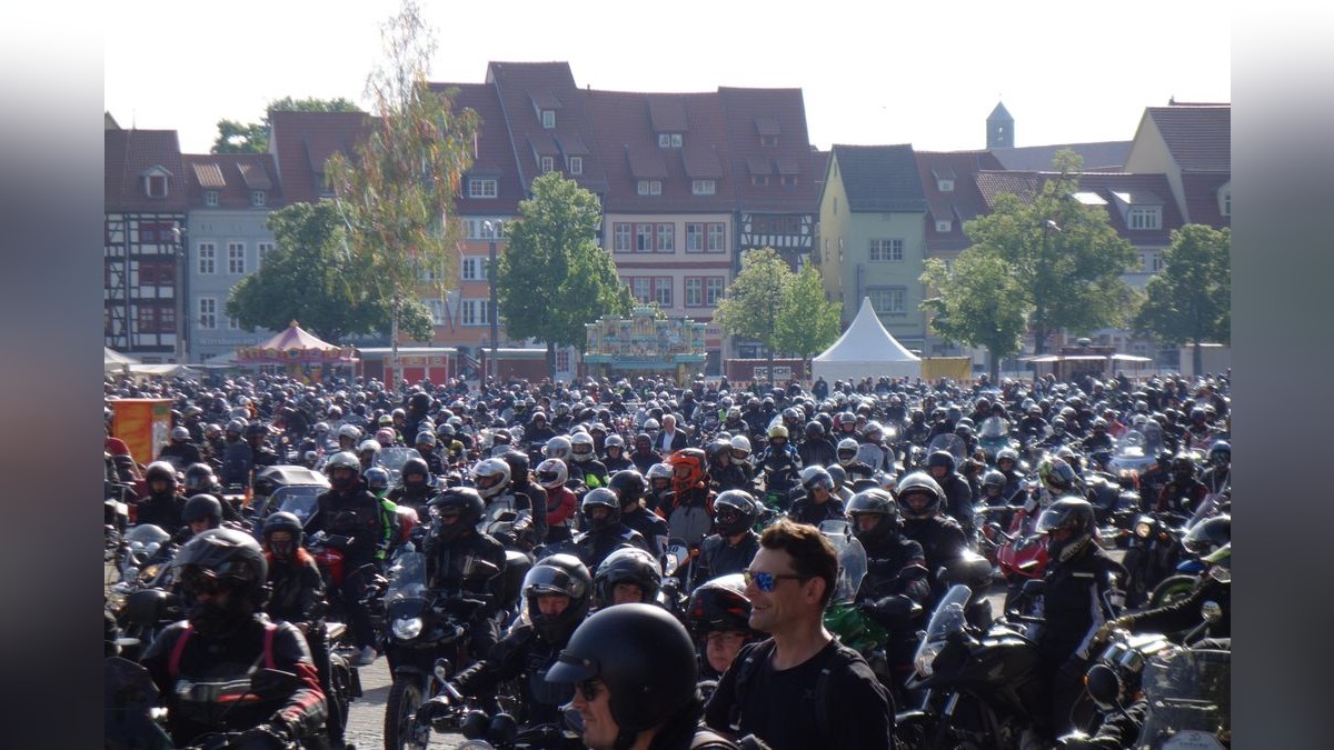 Der Domplatz war am Morgen des 1. Mai gut gefüllt. Mehrere Hundert Helme spiegelten das satte Licht des Sonnenscheins.