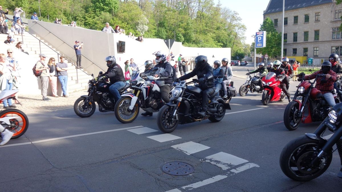 So viele Maschinen wie lange nicht kommen an diesem 1.Mai zur Bikerausfahrt auf den Domplatz. Von hier aus geht es über die Dörfer nach Gotha-Boxberg.